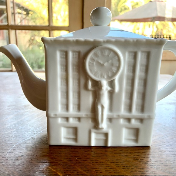 TIFFANY AND COMPANY VINTAGE WHITE TEAPOT - Picture 4 of 16